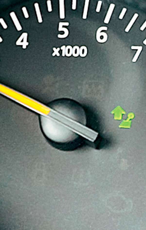 Зелененькая стрелка подсказывает: пора поменять передачу. Такая функция доступна лишь для машин со 102-сильным мотором. Экономить топливо водителю 82-сильной версии «Логана» придется следя за показаниями тахометра.