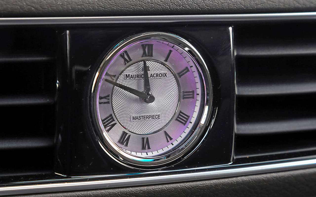 Даже в базовых версиях (за три миллиона рублей) панель приборов K900 украшает хронометр Maurice Lacroix.