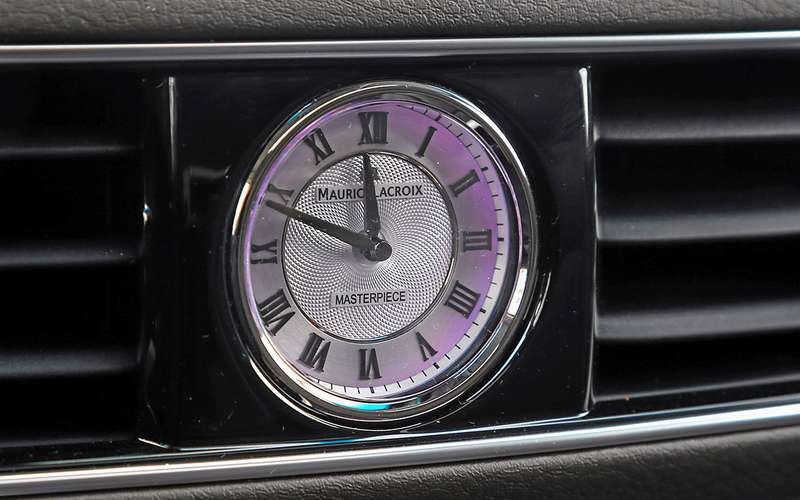 Даже в базовых версиях (за три миллиона рублей) панель приборов K900 украшает хронометр Maurice Lacroix.