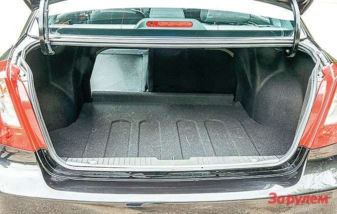 Объем багажника «Дэу-Джентра» меньше, чем у «Логана», на 56 л, зато спинка заднего дивана складывается.