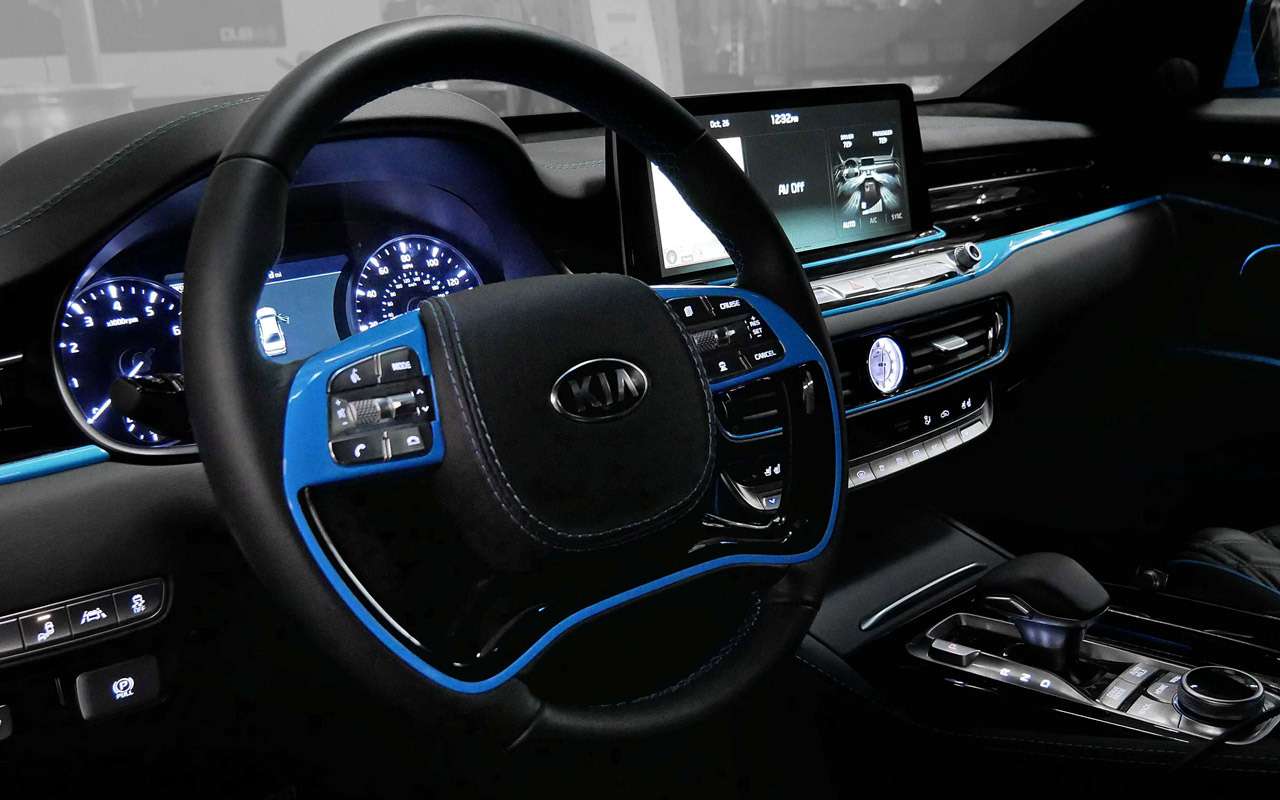 Kia K900, представленный на SEMA, выглядит гораздо роскошнее. Его кузов и салон имеют синие оттенки. Особое внимание уделено именно салону, который был полностью перешит. Кроме того, его оснастили новой мультимедийной системой. Все это великолепие покачивается на амортизаторах доработанной пневмоподвески и стоит на 24-дюймовых колесах.