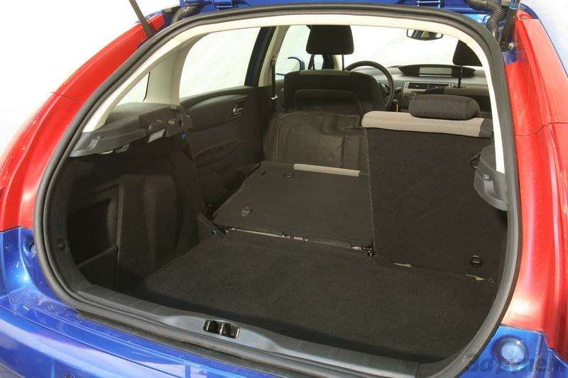 Багажник даже у хэтчбека огромным не назовешь – каких-то 320 л до полки (у купе всего на 6 л меньше). Зато спинка заднего сиденья складывается по частям.
