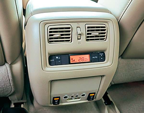 У пассажиров Nissan Pathfinder свой блок климат-контроля. Ниже – клавиши включения обогрева задних сидений.