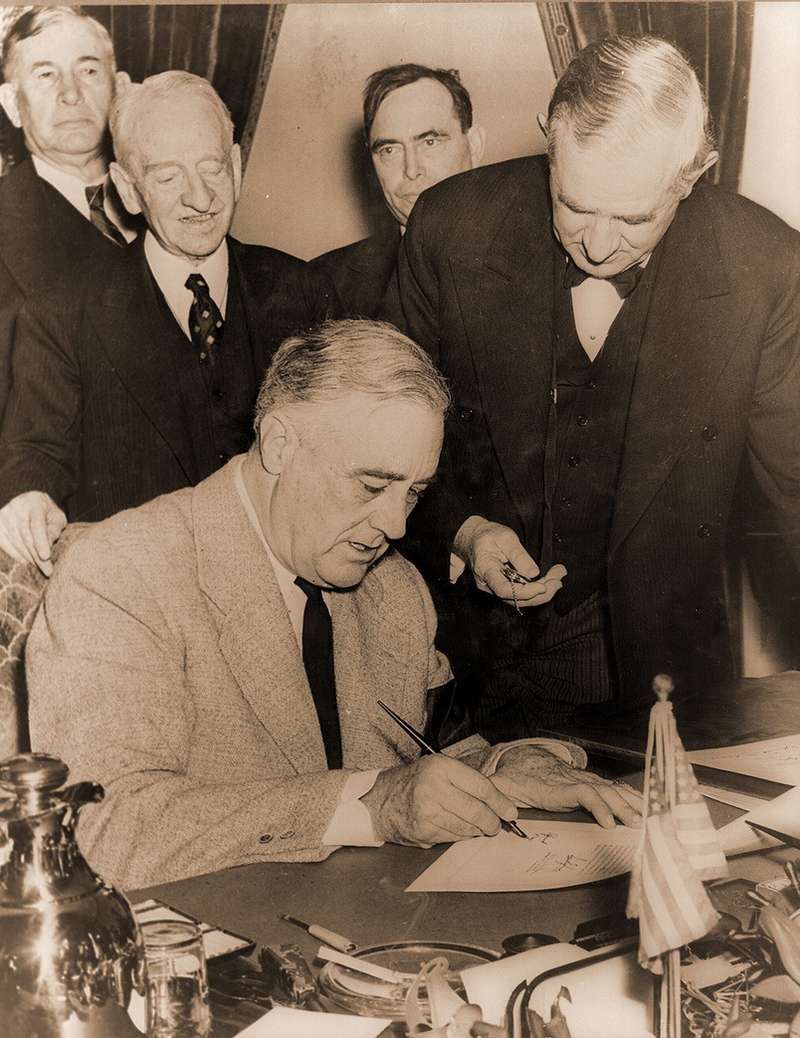 Президент США Франклин Делано Рузвельт подписывает документ об объявлении войны Германии. 11 декабря 1941 года. Фото: Library of Congress