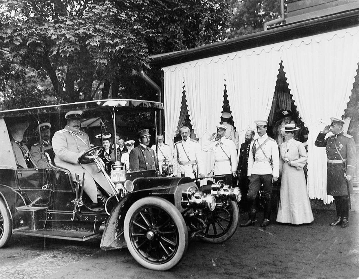1906 г. Николай II и Александра Федоровна в автомобиле Mercedes. За рулем – князь Владимир Николаевич Орлов