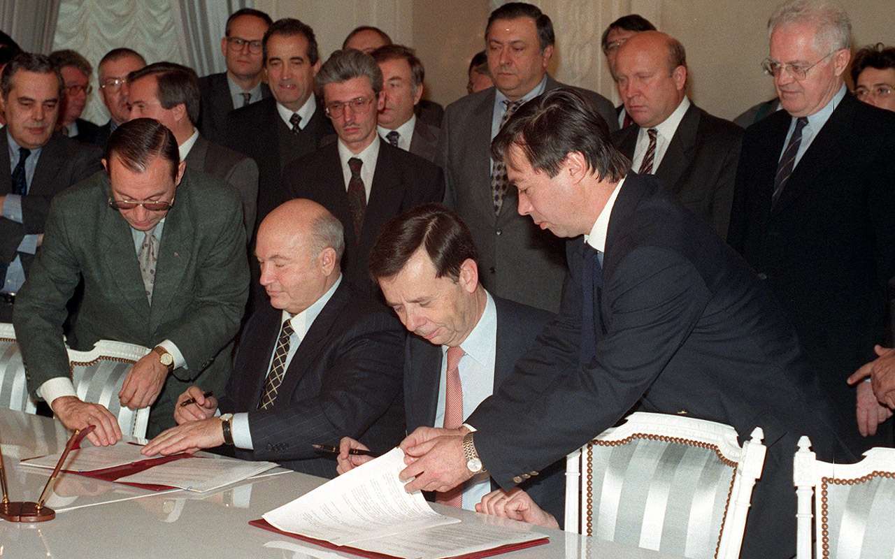 Церемония подписания соглашения между московским правительством и Renault о создании «Автофрамоса».