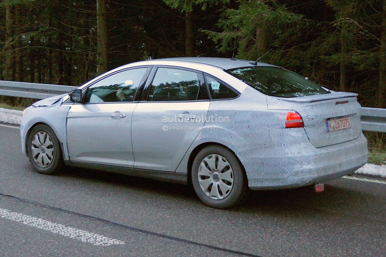 spyshots-2015-ford-focus-hatchback-sedan-and-estate-1080p-10_no_copyright
