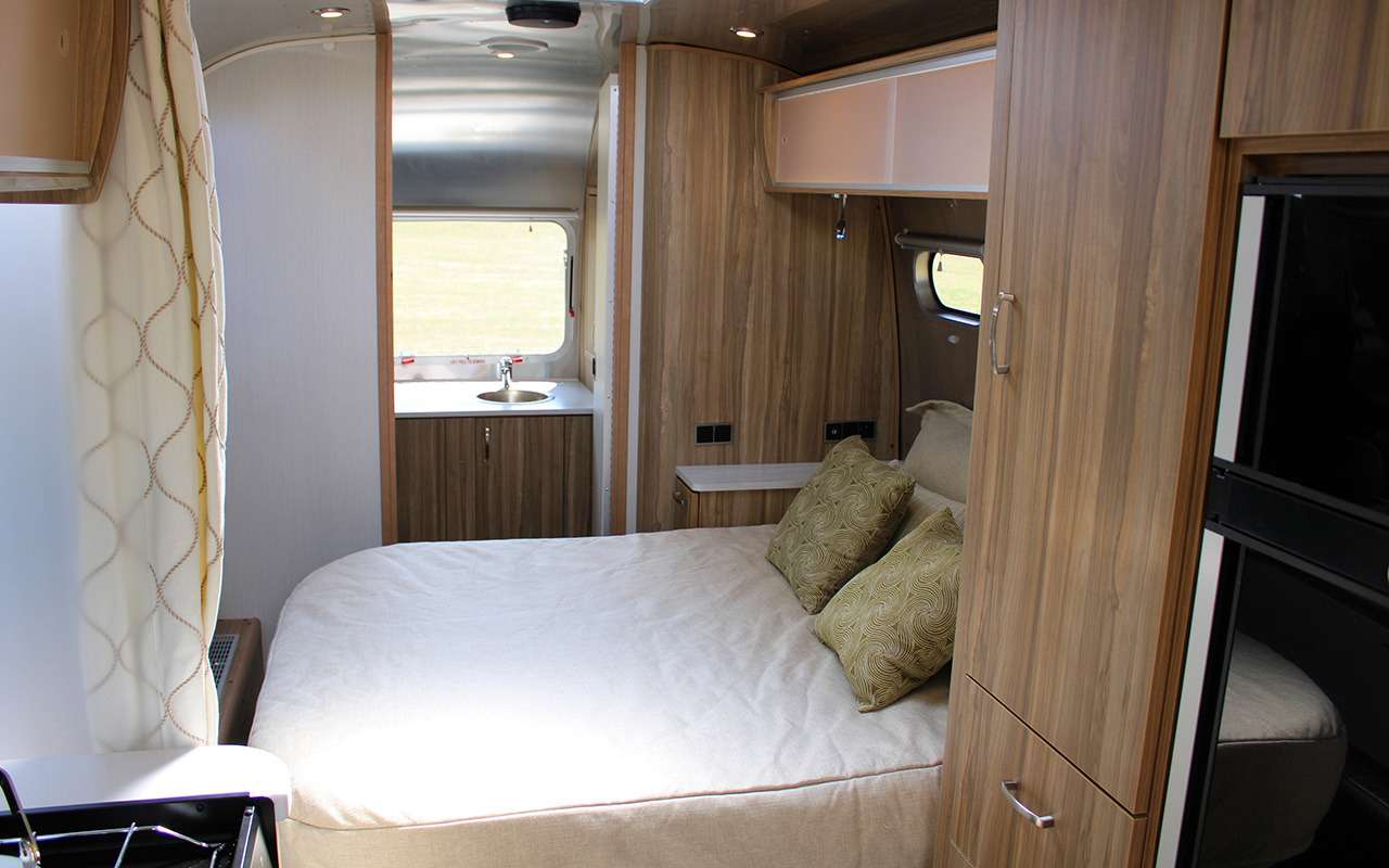 Роскошный кемпер Airstream — с кроватью поперек — фото 1161642