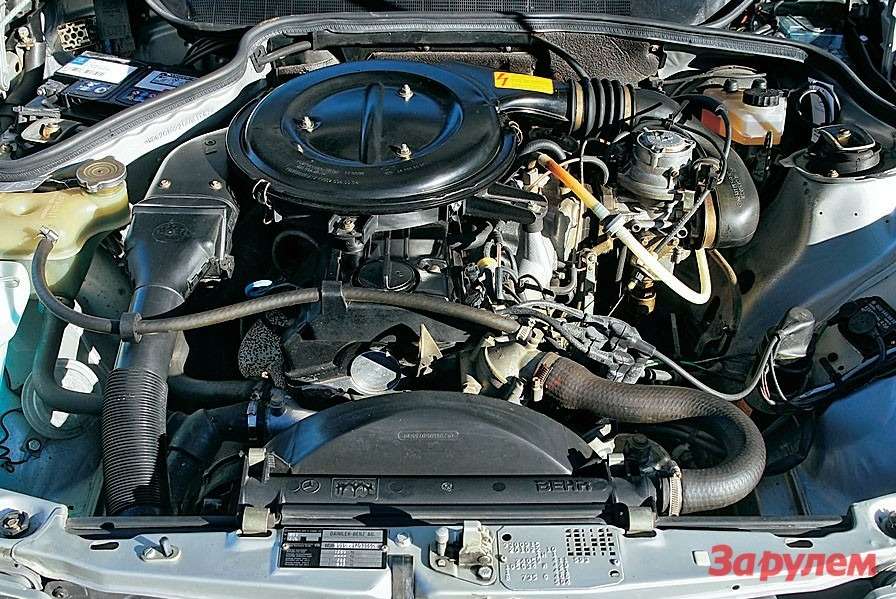Базовый бензиновый мотор семейства W201 развивал 102 л.с. дизельный — 75 л.с. Моторный отсек — мечта ремонтника.