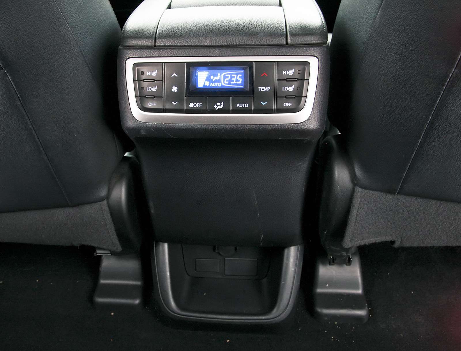 Toyota Highlander. Блок климат-контроля для задних пассажиров изящен. Предусмотрен двухуровневый обогрев сиденья.