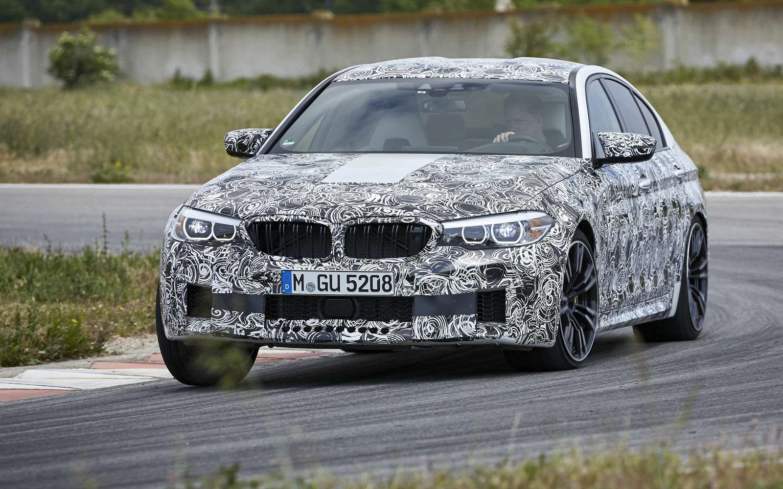 Отключаемый полный привод: в BMW рассказали о новом спортседане M5 — фото 752685