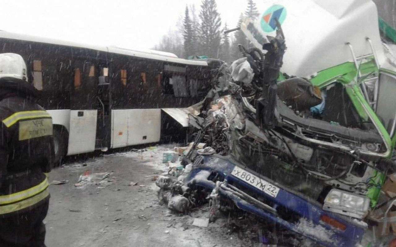 41 человек пострадал в аварии с автобусом. Страшные фото — фото 1082601
