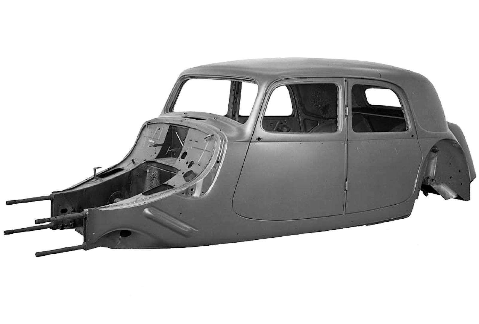 Однако это была скорее развитая пространственная рама. Первым же автомобилем с настоящим несущим кузовом стал передовой Citroen Traction Avant 1934 года