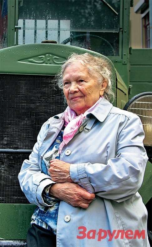 Вера Ивановна Рябинина загружала автомобили продовольствием для блокадного Ленинграда.