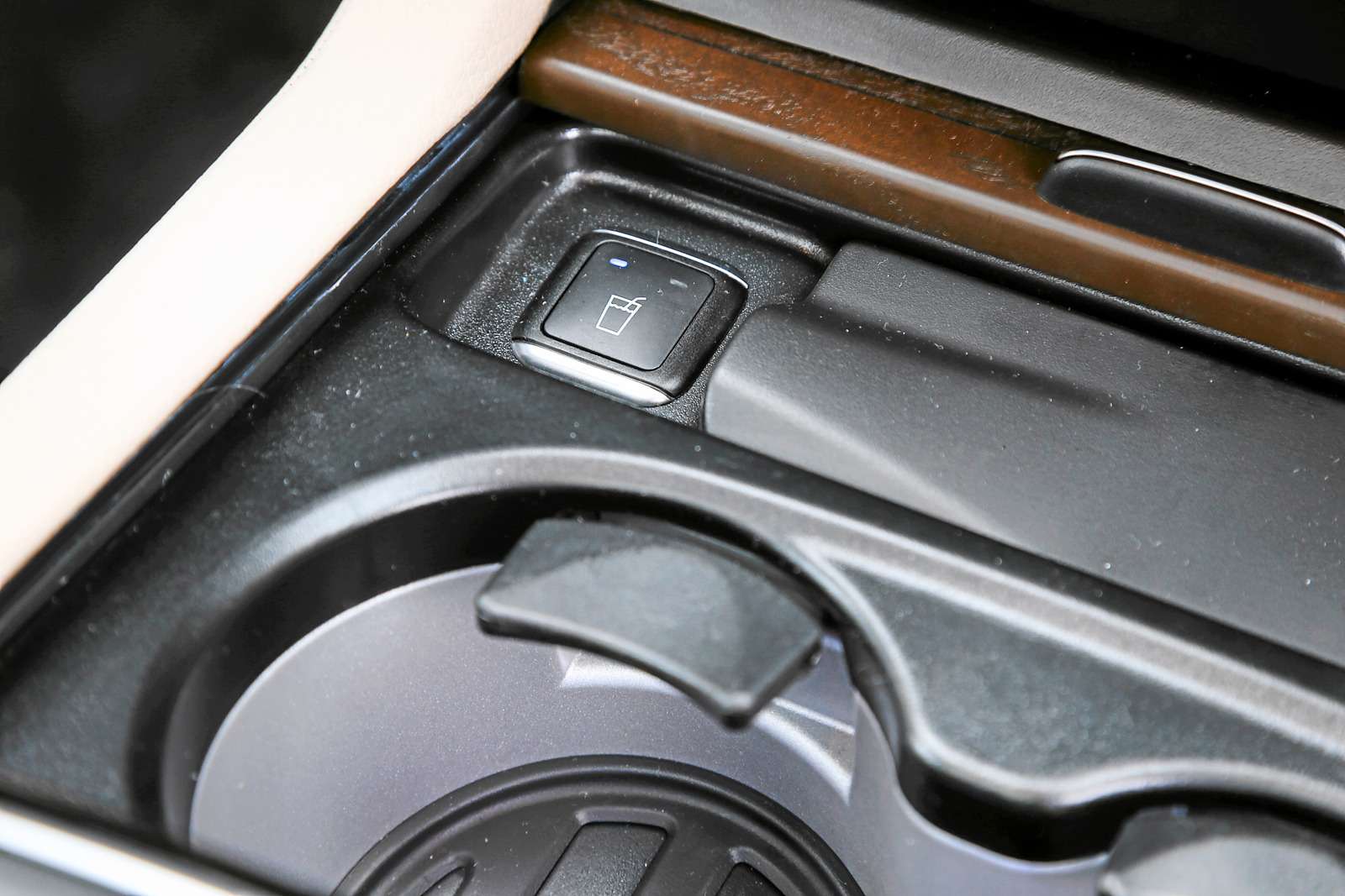 Mercedes-Benz GLE 400 4Matic Coupe. Подстаканники могут охлаждаться или подогреваться, вот только «климат-контроль» для них однозонный – оба либо греются, либо охлаждаются.