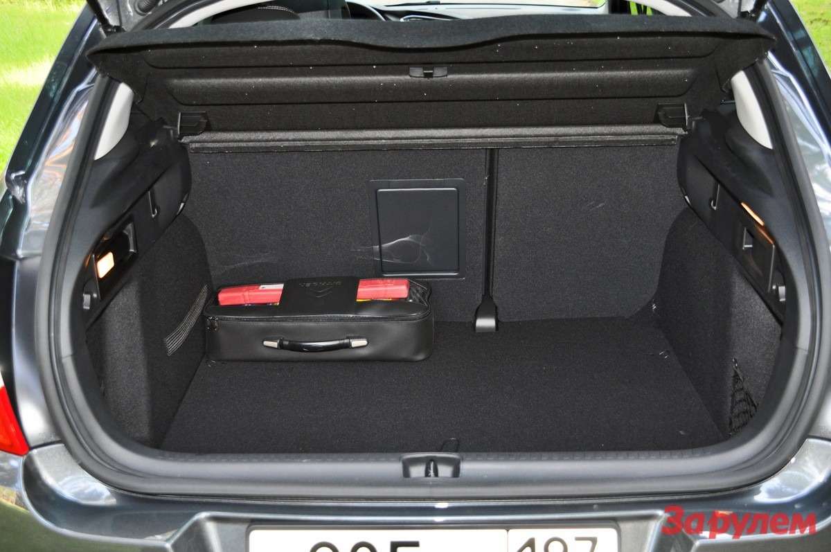 Объем багажник Citroen C4 – 408 литров. У третьего Ford Focus - 277 литров