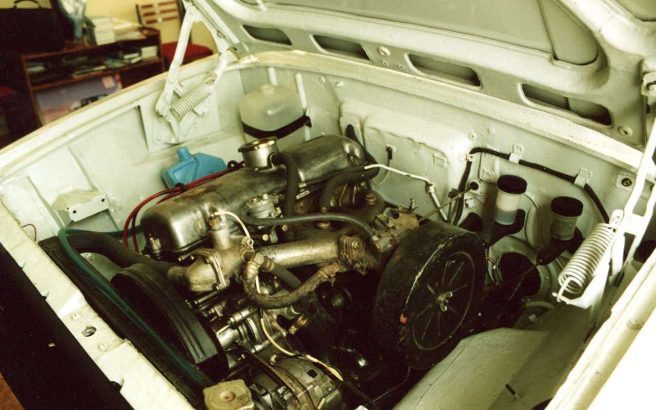 Двигатель Москвич-412 с измененной системой впуска.