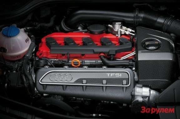 Под капотом у купе и родстера TT RS plus поперечно расположен пятицилиндровый турбомотор с непосредственным впрыском топлива и рабочим объемом 2,5 литра