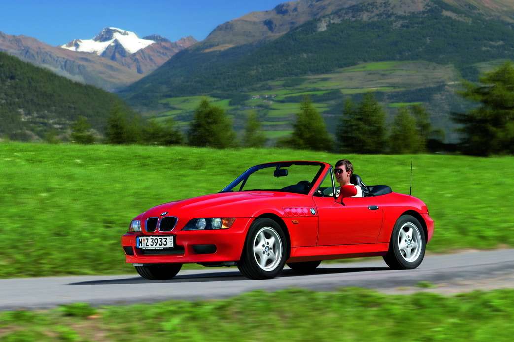  BMW Z3 снимался в фильме «Золотой глаз», где роль Джеймса Бонда впервые исполнил Питер Броснан. «Золотой глаз» стал самым успешным фильмом за всю историю «бондианы».  
