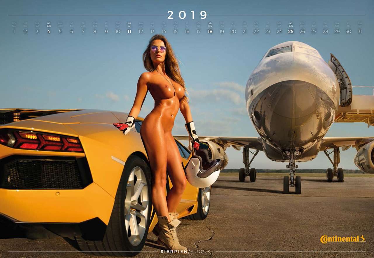 Секс и спорткары — классика на чешский лад в календаре на 2019 год — фото 941178