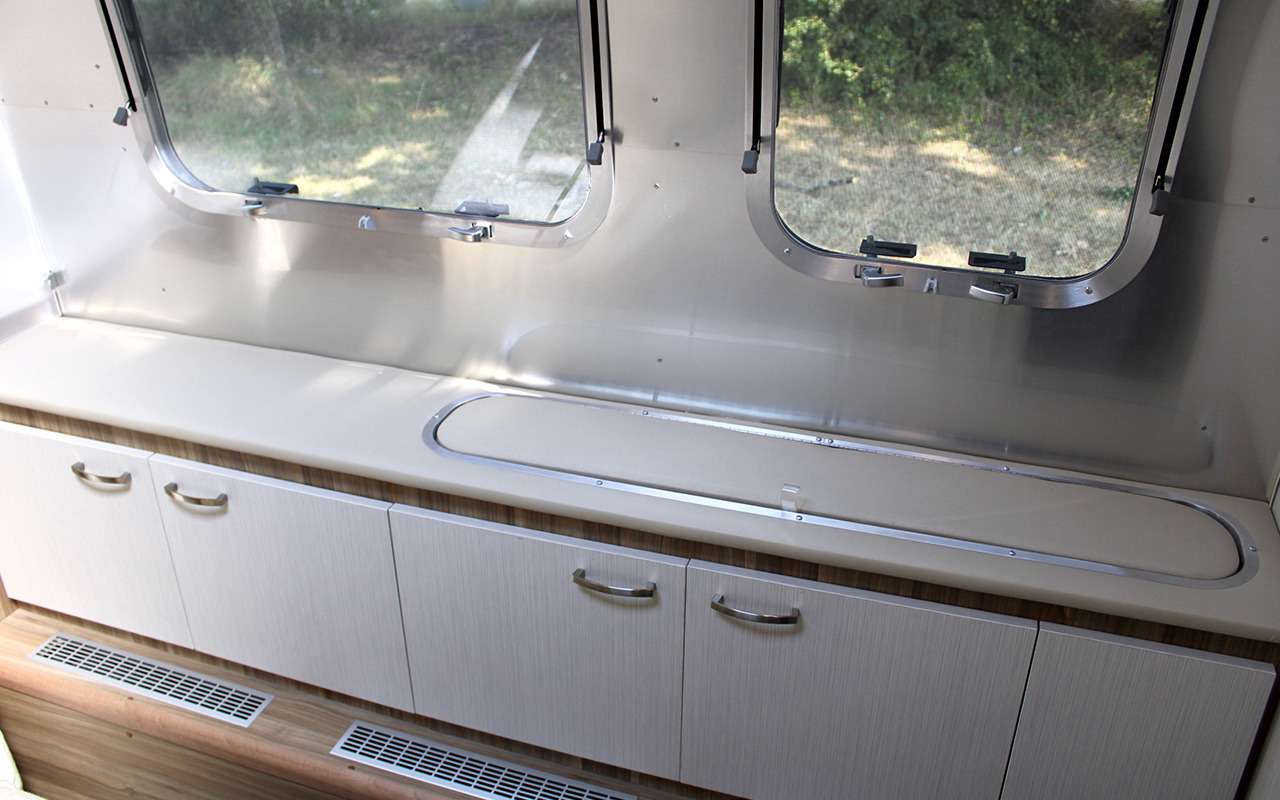 Роскошный кемпер Airstream — с кроватью поперек — фото 1161650