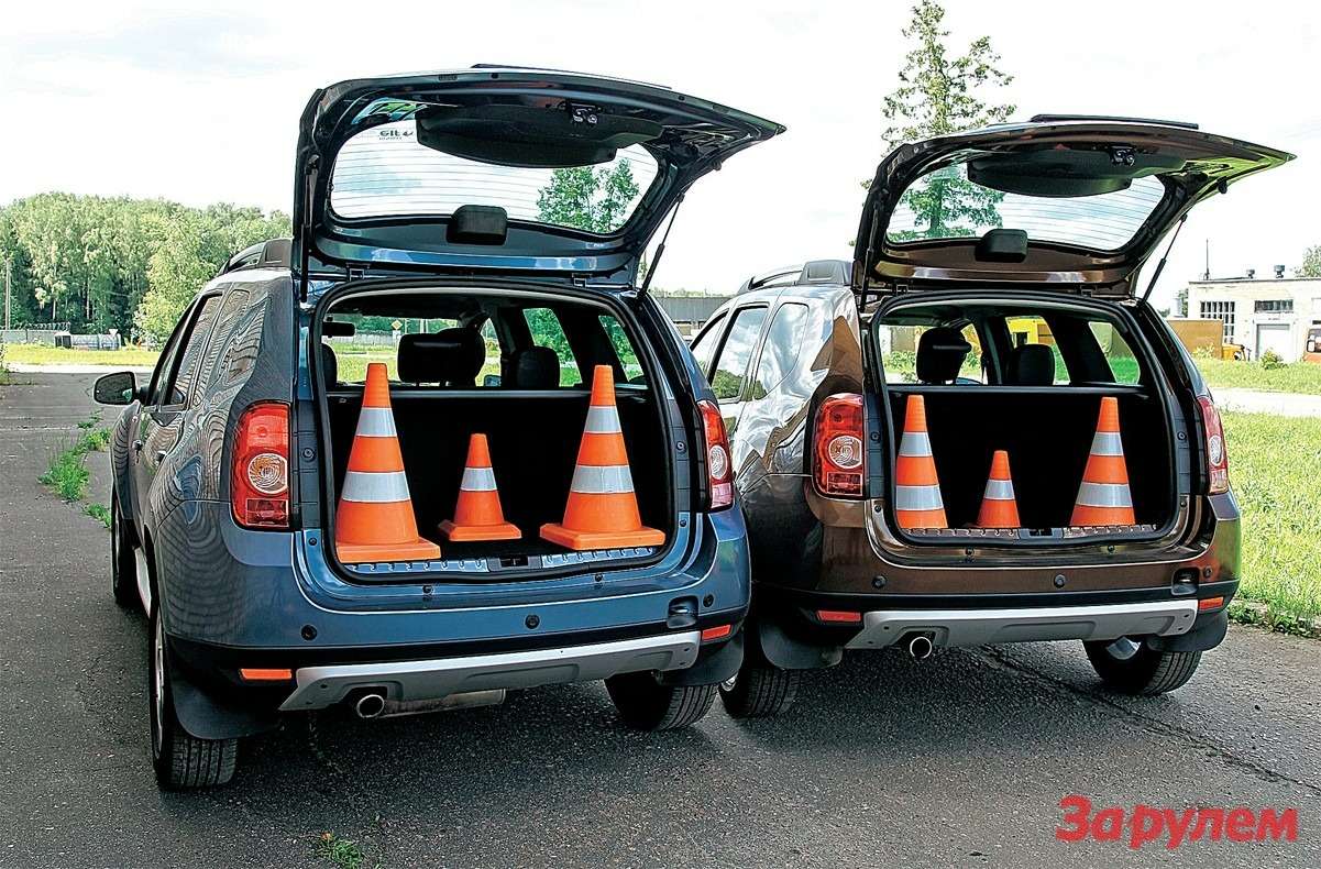 Более чем наглядная разница в размерах багажников «дастеров»: 340 л против 424 л. Переднеприводный — справа.