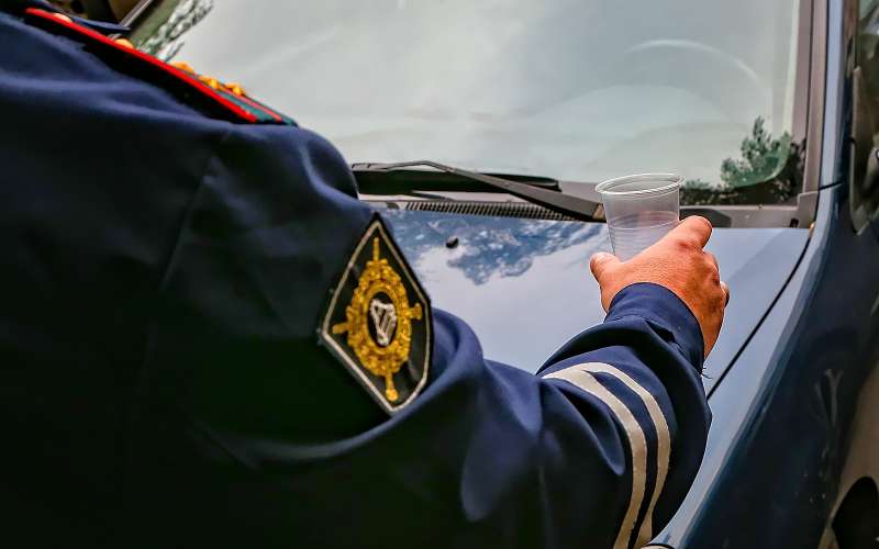 Инспектор ДПС взял из патрульного автомобиля одноразовый стаканчик и вместе с водителем проследовал в отдел полиции.