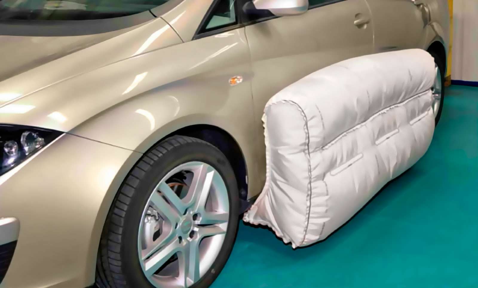 Наружная подушка безопасности может существенно снизить тяжесть травм при боковом столкновении.