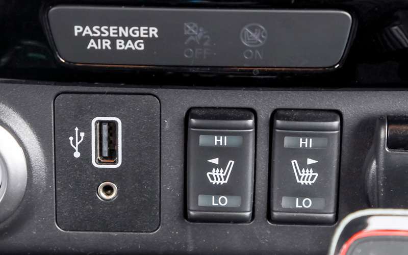 Забавно видеть в электромобиле стандартные японские кнопки обогрева сидений из 90‑х годов.