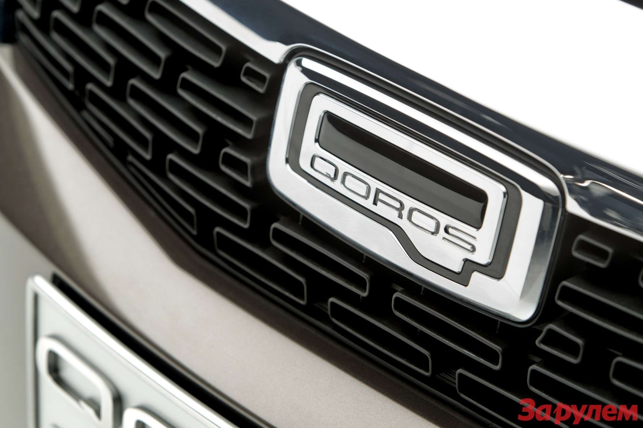 649716_Qoros 3 Sedan — detail — front grille bonnet badge