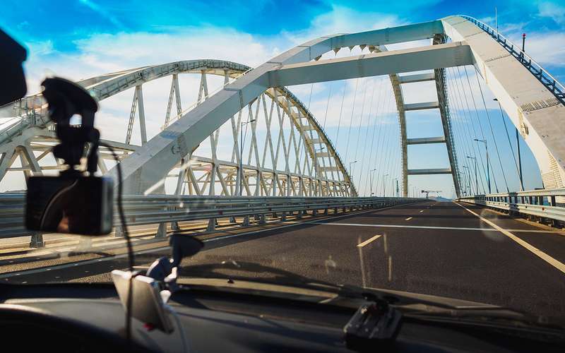 Названа средняя загрузка Крымского моста: 15 тысяч машин в сутки