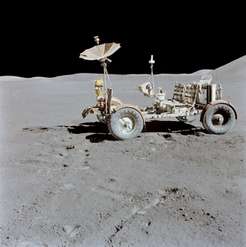 «Лунный ровер» LRV-1 миссии Apollo-15 на месте своей последней парковки, в районе горы Хэдли Лунных Апеннин. Фото: NASA
