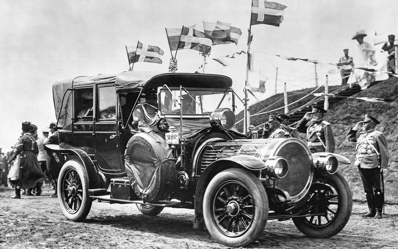 Помимо лимузина у императора был Delaunay Belleville 70CV (SMT) с кузовом ландоле. Фото сделано в Красном селе в 1909 году. За рулем — князь В.Н. Орлов, рядом с ним — А. Кегресс.
