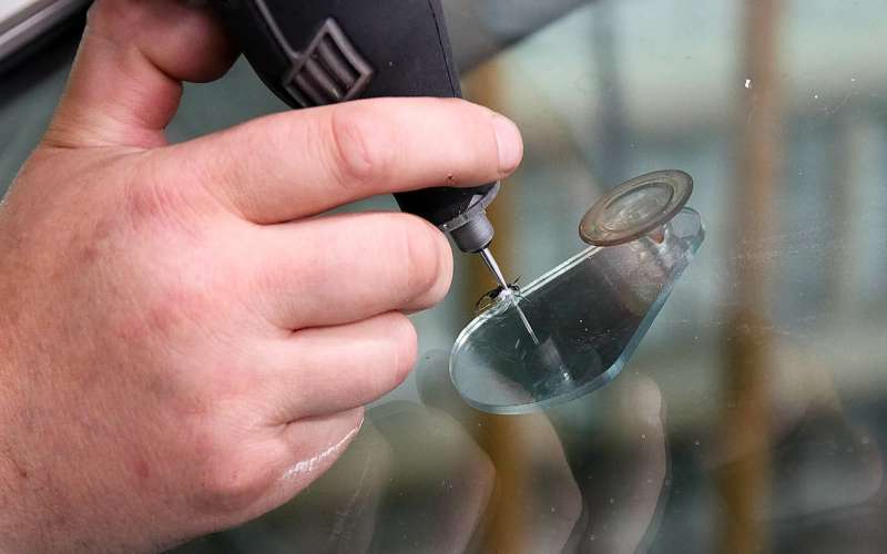 Ремонт трещин на лобовом стекле автомобиля — самые рабочие и быстрые способы