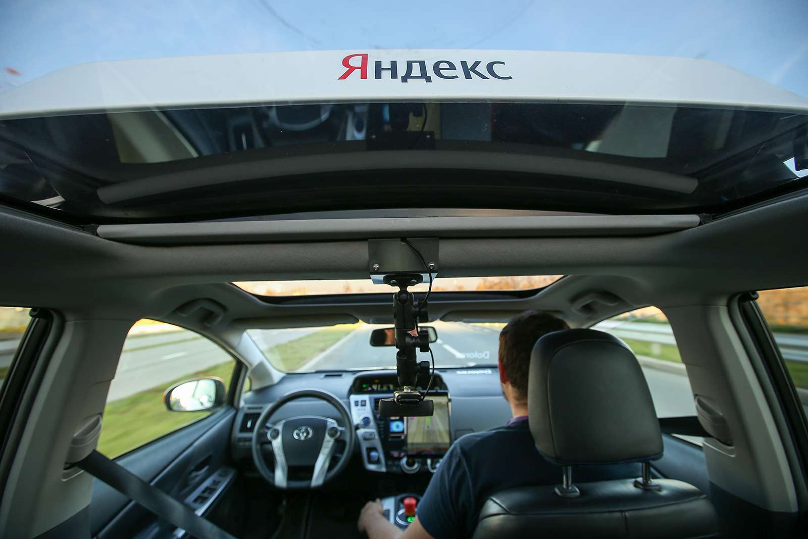 Yandex запустил беспилотное такси. Первый пассажир — Дмитрий Медведев — фото 914935