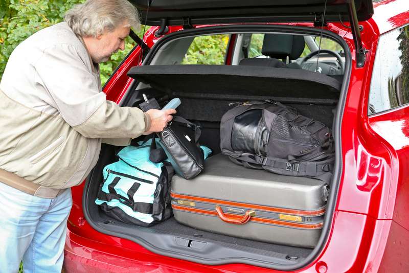 Citroen C4 Picasso. Багажник не гигантский – 535 литров, но его можно существенно увеличить, сдвигая и складывая каждое из задних сидений по отдельности.