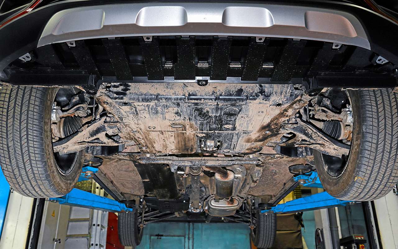 Двигатель и трансмиссия Арканы прикрыты металлической защитой, под которой мы намерили 20 см просвета.