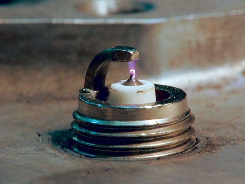 Красивый стабильный конус разряда – отличительная особенность свечей с тонким центральным электродом. Кстати, четко видно, как в Iridium IW20 разряд «лижет» поверхность центрального электрода.