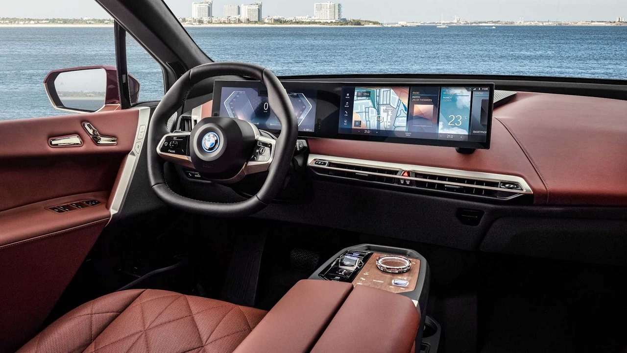 Сплошной огромный экран: BMW показала новую приборную панель — фото 1231352