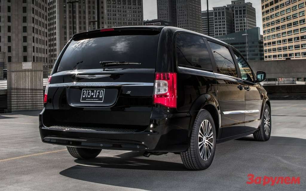 2013-Chrysler-Town-Country-S-rear-side-view-1024x640