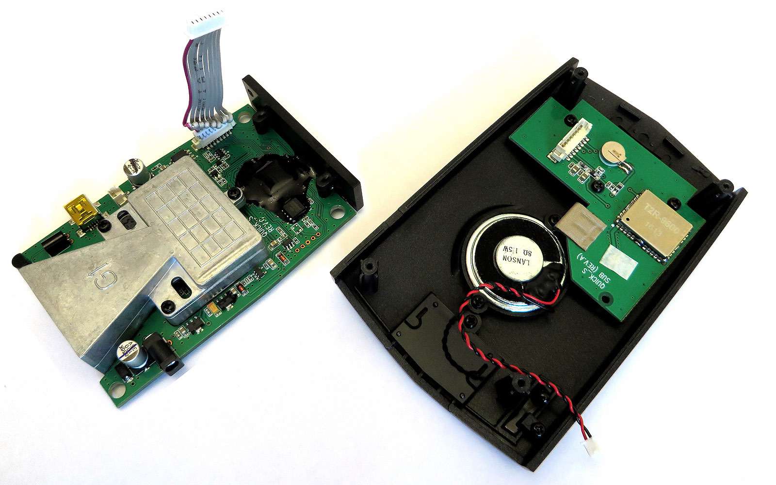 Из-за компактного корпуса Playme Soft вывод GPS-антенны оказался в непосредственной близости от рупорной антенны. Контакт заизолировали бумажным скотчем (на фото справа), но практичнее в данном случае использовать изоленту.