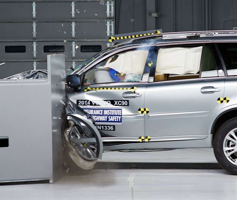 Volvo XC90 успешно прошел тест на удар с малым перекрытием
