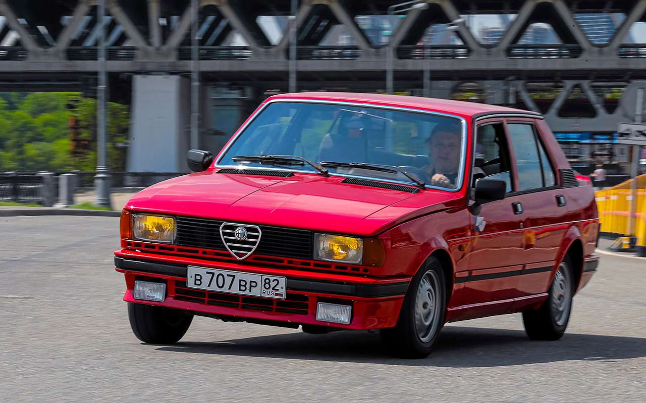 Alfa Romeo Giulietta с заводским обозначением Tipo 116 выпускалась с 1977 по 1985 год. В 1981‑м провели рестайлинг, начав производство так называемой второй серии, а автомобили третьей серии делали с 1983 года. Джульетту изготавливали только как четырехдверный седан, но с широкой гаммой двигателей. Бензиновые моторы рабочим объемом 1,4–2,0 литра развивали 95–170 л.с., а двухлитровый турбодизель – 82 л.с. Коробки передач – механические, пятиступенчатые. До 1985 года произвели около 380 тысяч машин.