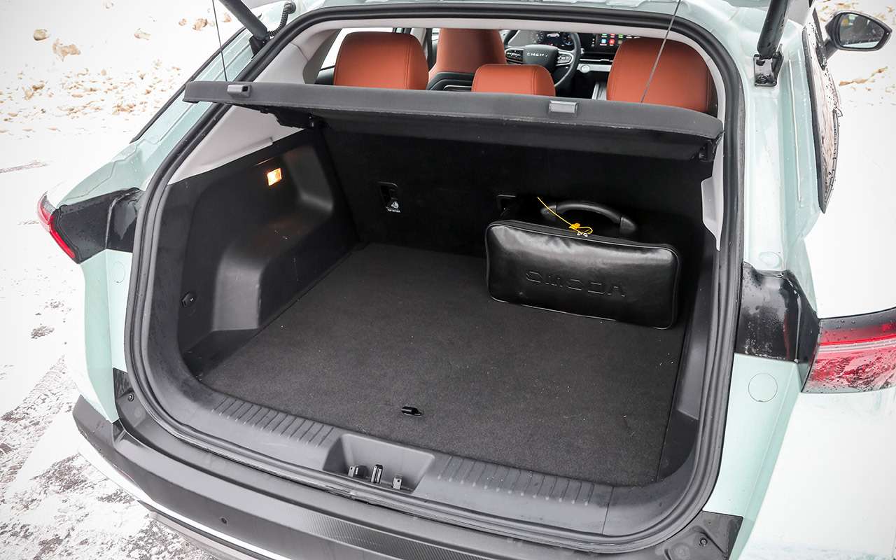 Багажник скромен, в нем нет сеток или ­крюков. В подполье – полноценное запасное колесо с литым диском.