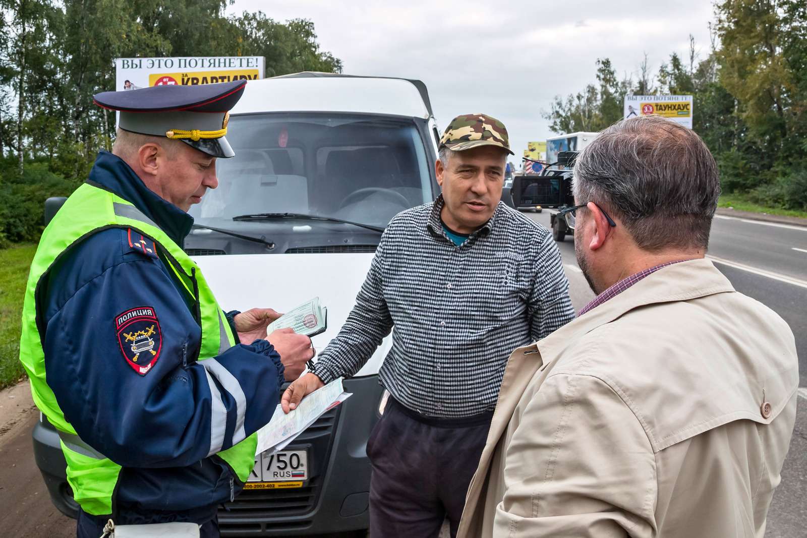  Глядя на инспектора ДПС Валерия Якубенко, нарушитель разводит руками – мол, сам не знаю, как на обочину попал.