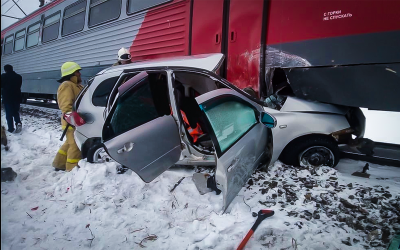 Car vs train!  4 fatal driver misconceptions