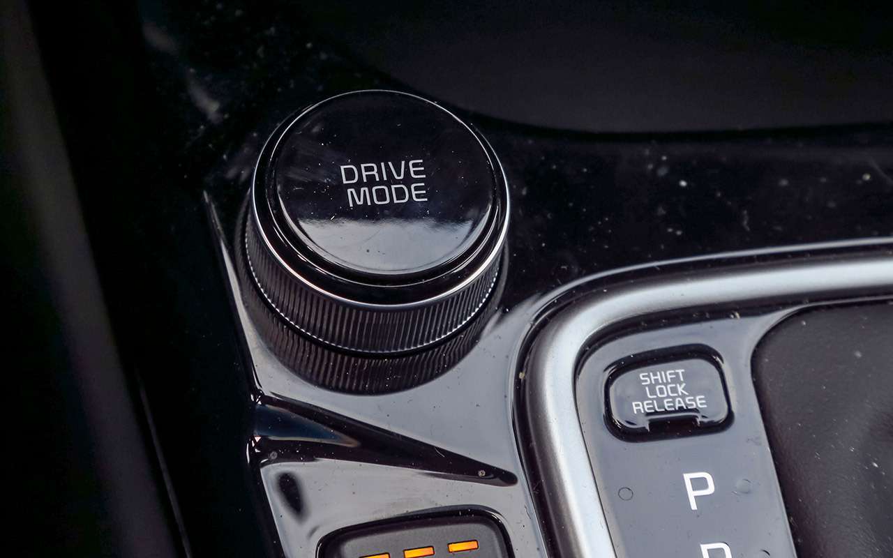 Шайбой Drive Mode можно выбрать один из трех режимов движения: но даже в стандартном связка мотор-коробка работают прекрасно.