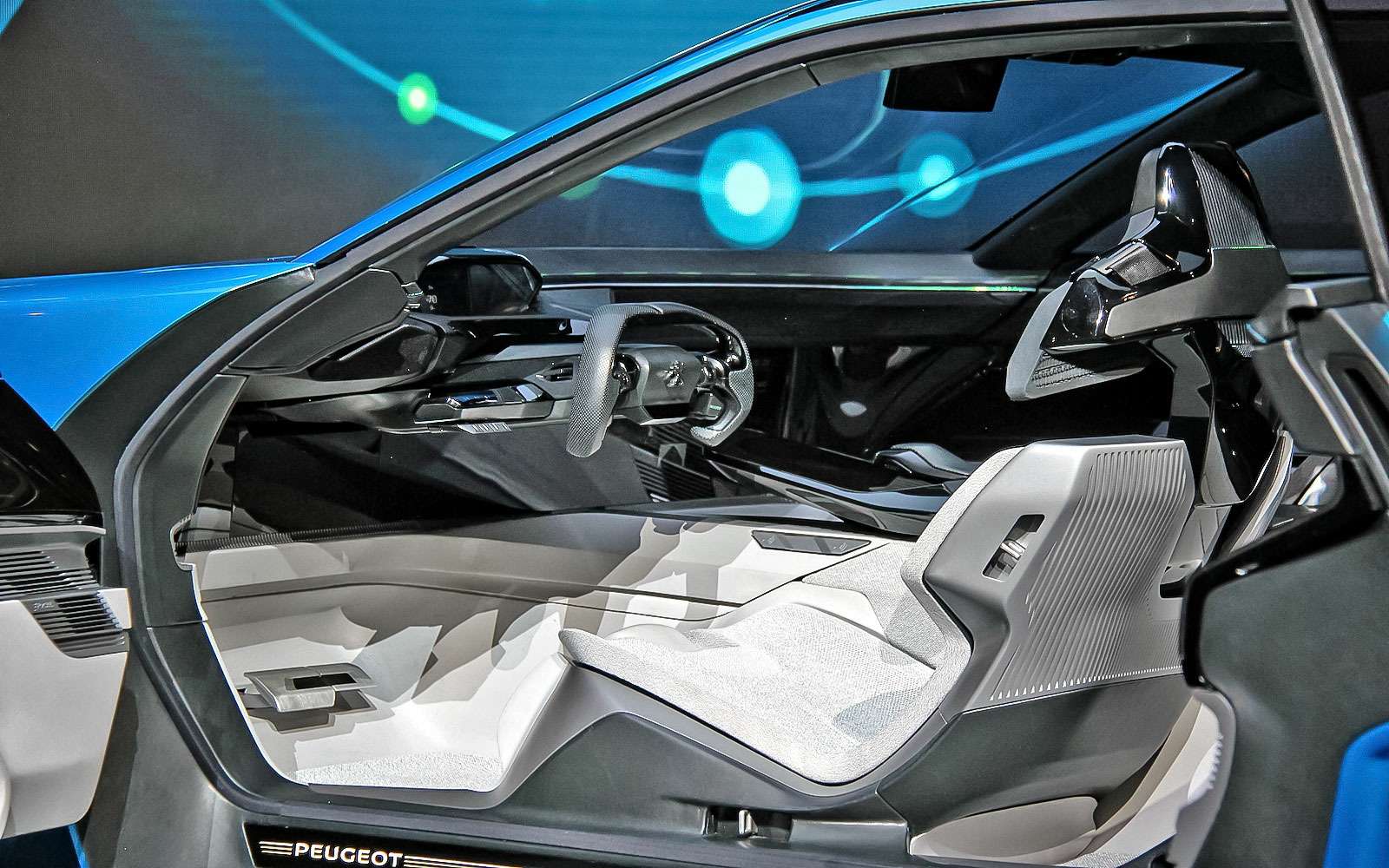 Peugeot Instinct Concept. Его руль убирается автоматически, а кресла переводятся в положение полулежа, как только вы выбираете режим автопилота.