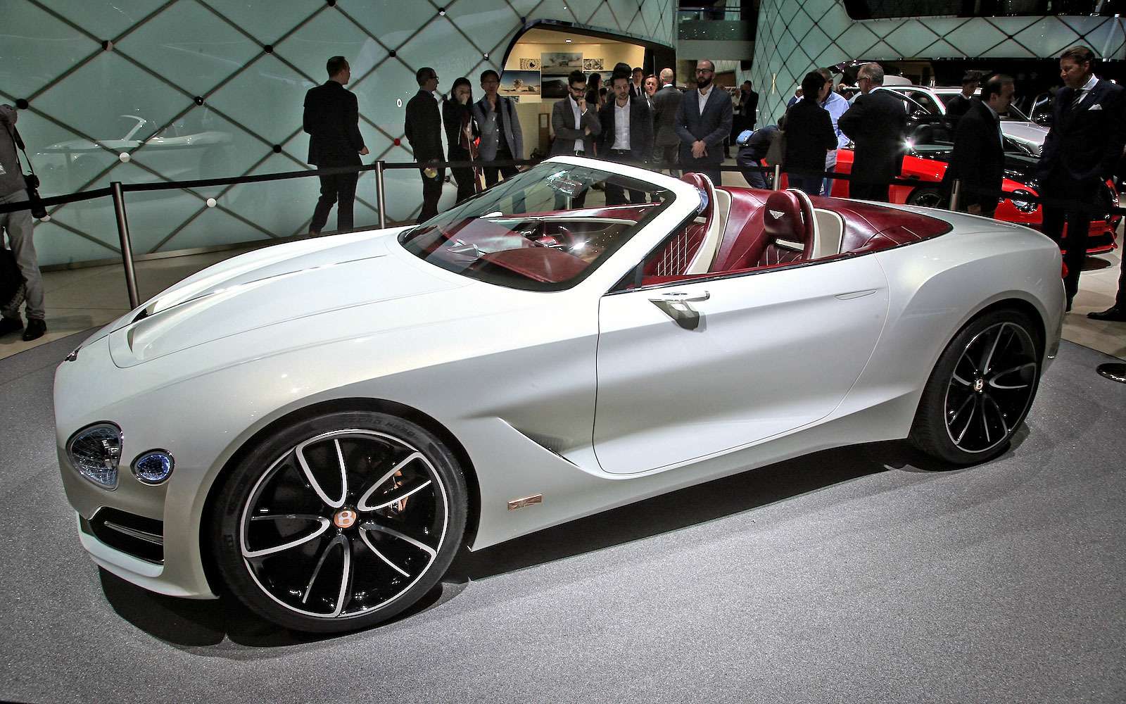 Безвредная красота: Bentley показала родстер EXP 12 Speed 6e — фото 718266