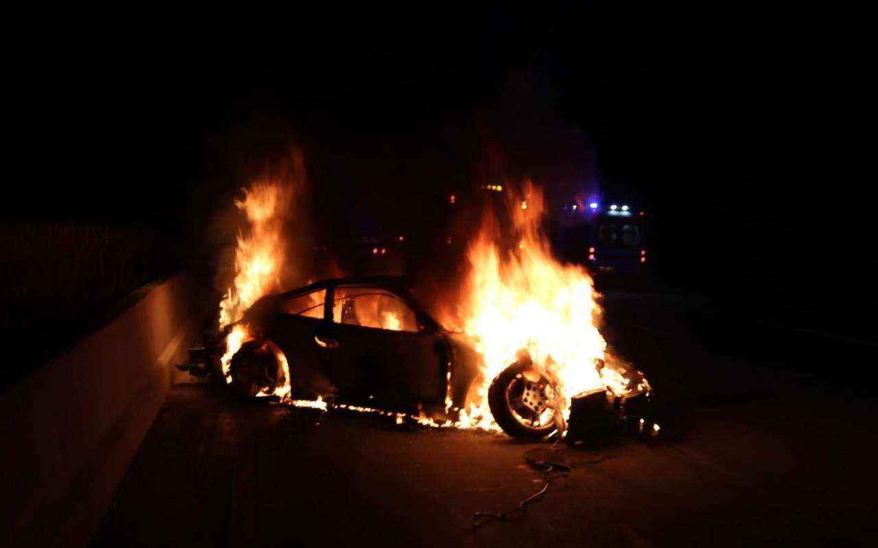 Porsche 911 сгорел дотла посреди дороги — фото 922293